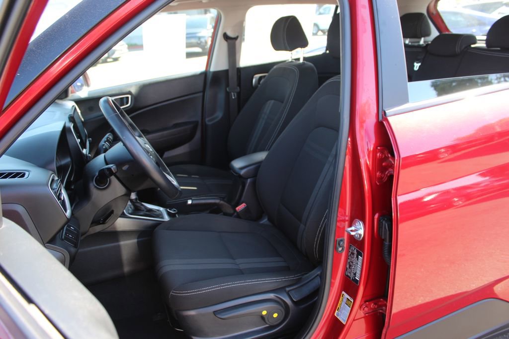Used 2025 Hyundai Venue SEL FWD image 12