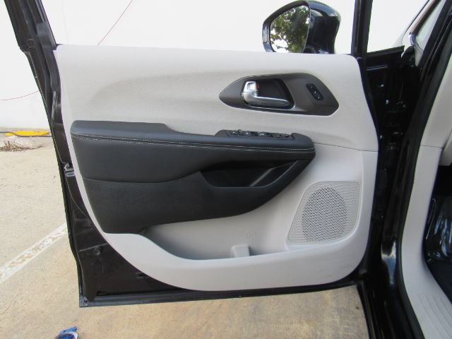 Used 2024 Chrysler Pacifica Touring-L FWD image 14