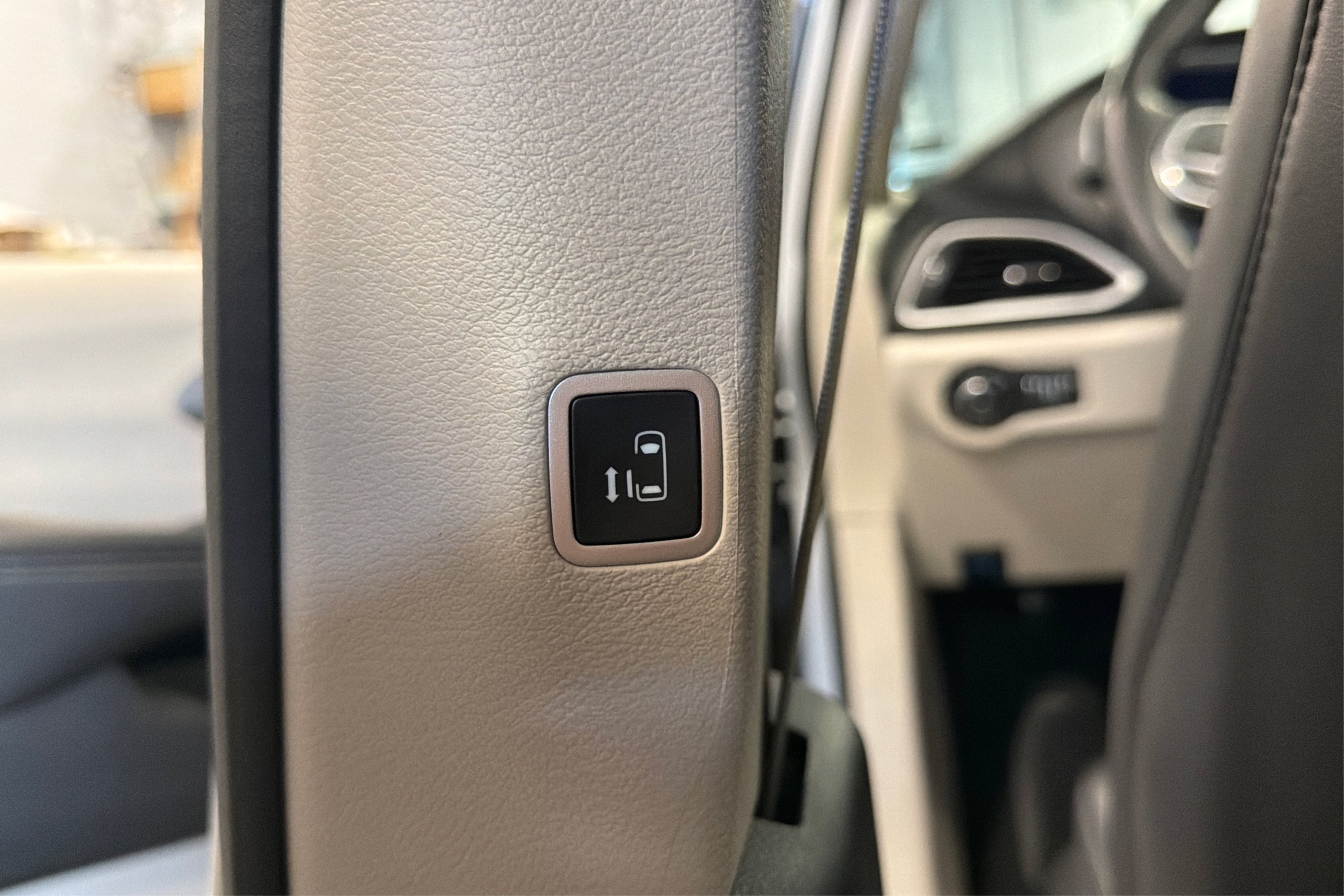 Used 2023 Chrysler Pacifica Touring-L FWD image 36