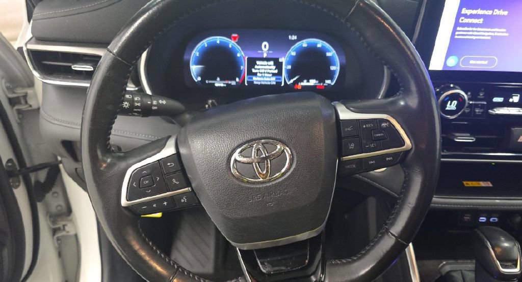 Used 2024 Toyota Highlander Limited AWD/4WD image 2