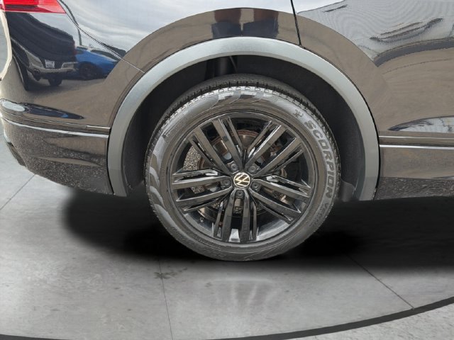 Used 2022 Volkswagen Tiguan SE R-Line AWD/4WD image 29