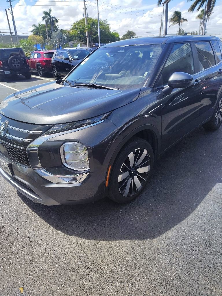 Used 2025 Mitsubishi Outlander SE