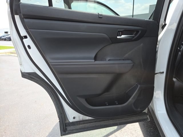 Used 2023 Toyota Highlander XLE AWD/4WD image 14