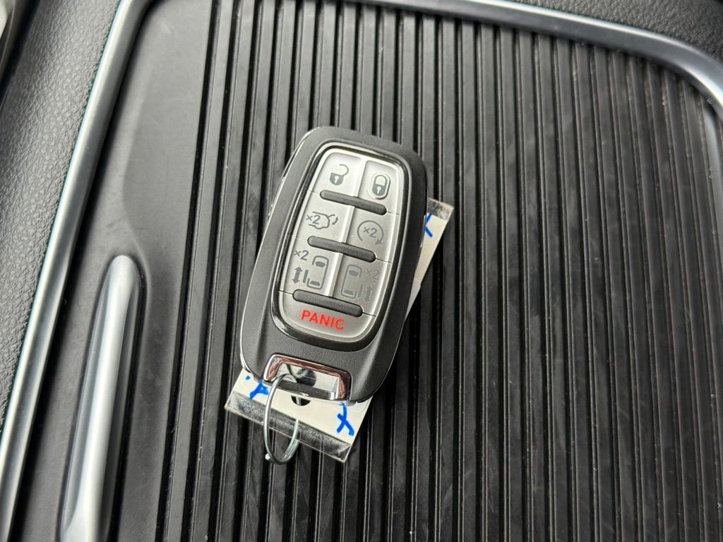 Used 2024 Chrysler Pacifica Limited image 30