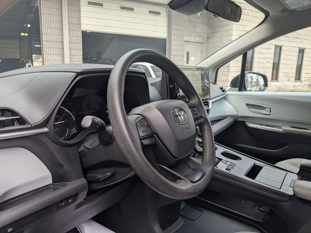 Used 2025 Toyota Sienna LE image 11