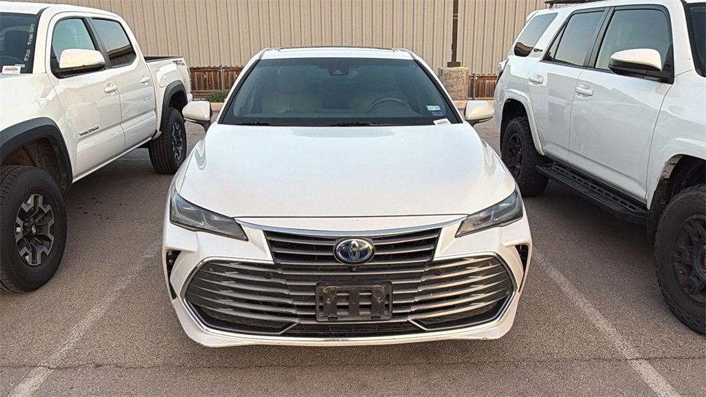 Used 2019 Toyota Avalon Limited image 2