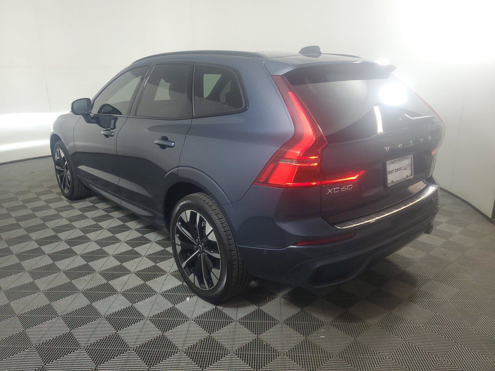 Used 2026 Volvo XC60 B5 Plus w/ Protection Package Premier AWD/4WD image 4