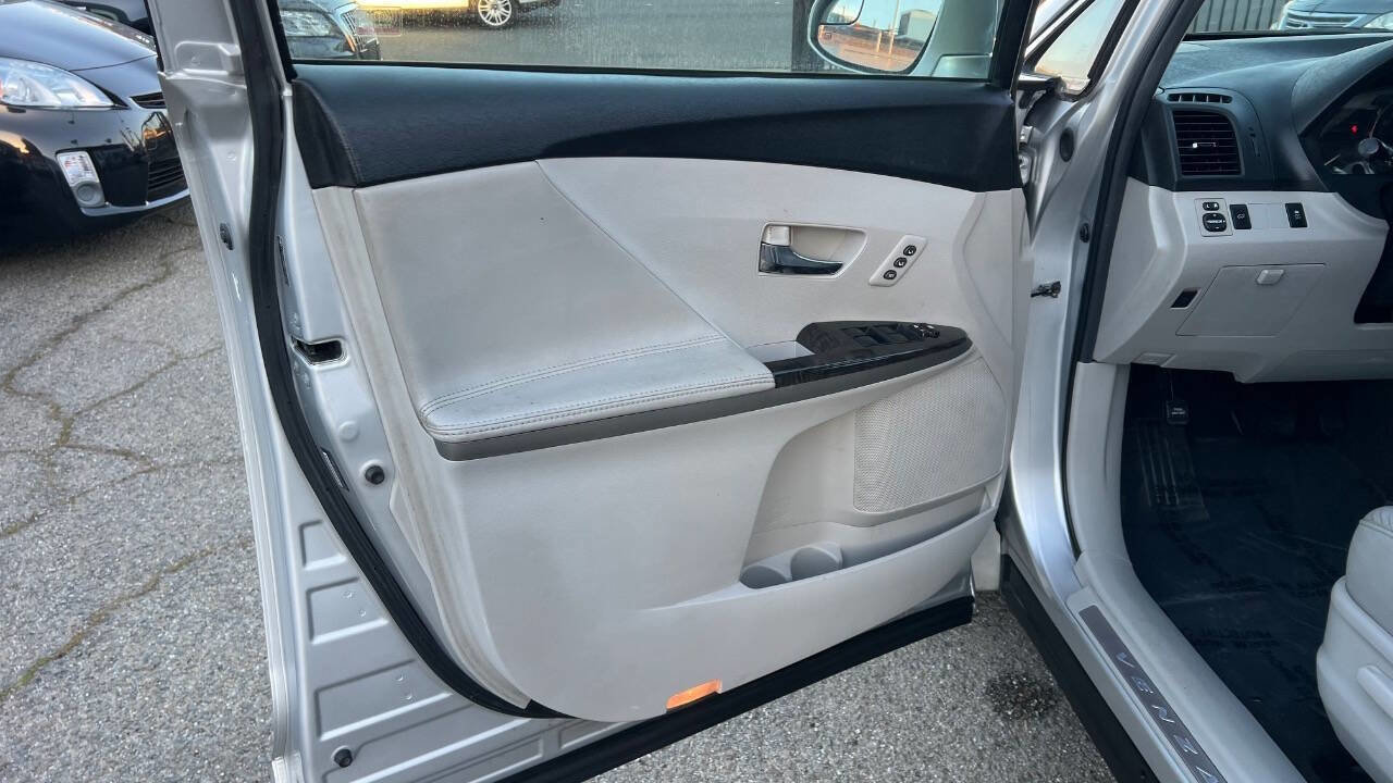 Used 2013 Toyota Venza XLE FWD image 30