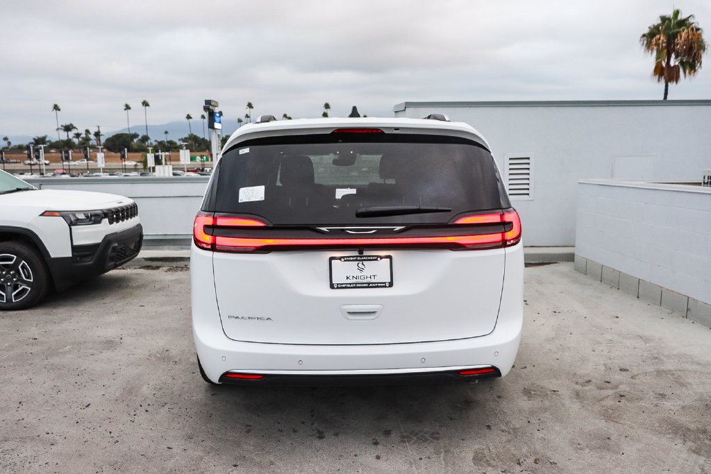 New 2027 Chrysler Pacifica Pinnacle w/ Theater Group FWD image 8