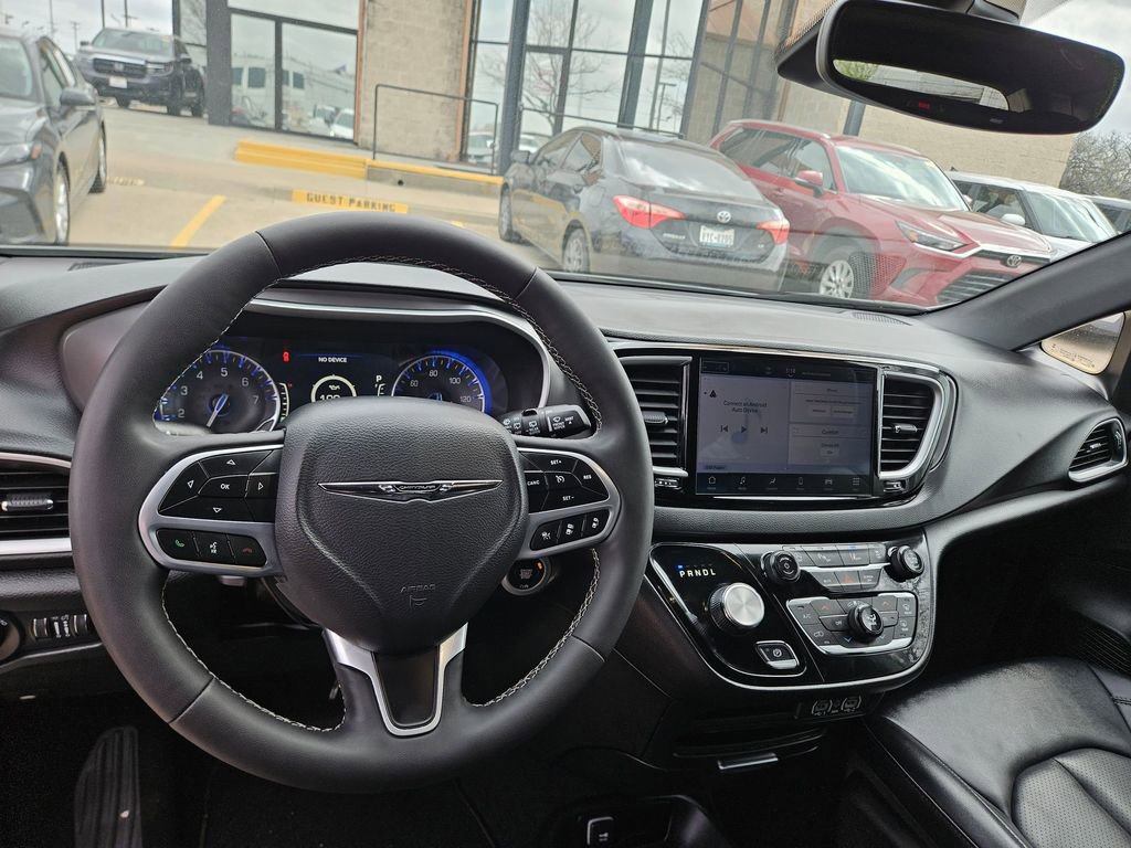 Used 2025 Chrysler Pacifica Select image 16