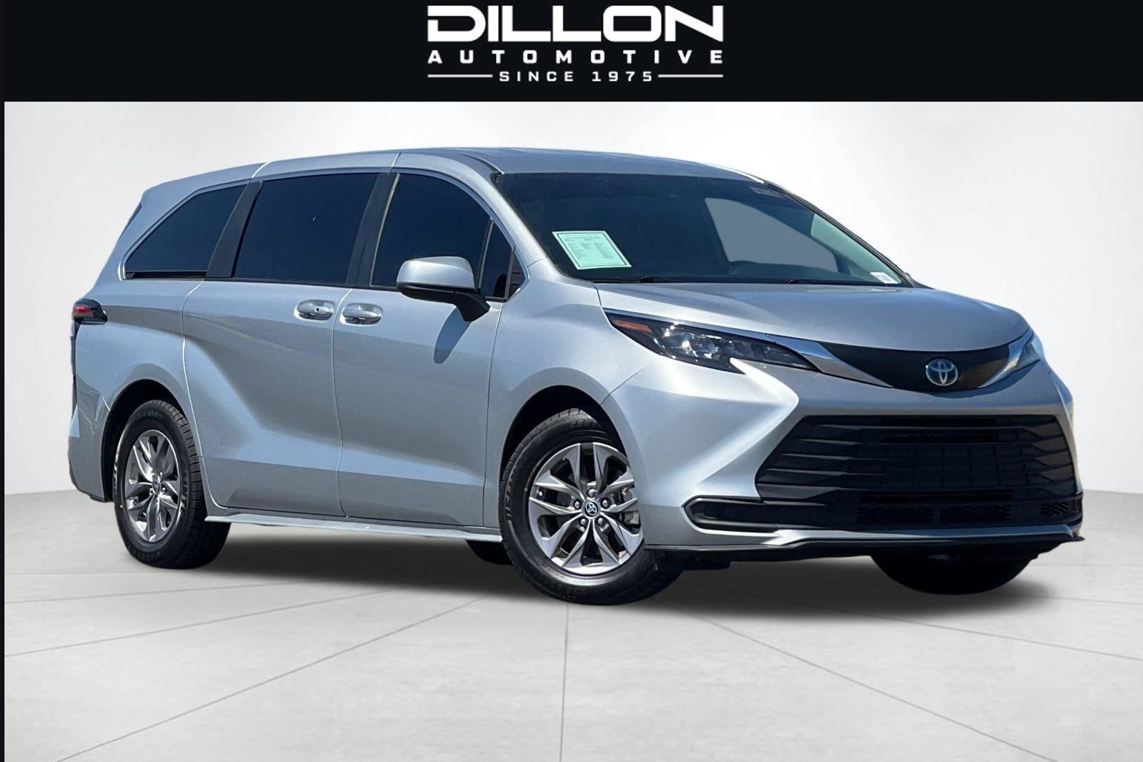 Used 2024 Toyota Sienna LE AWD/4WD image 2
