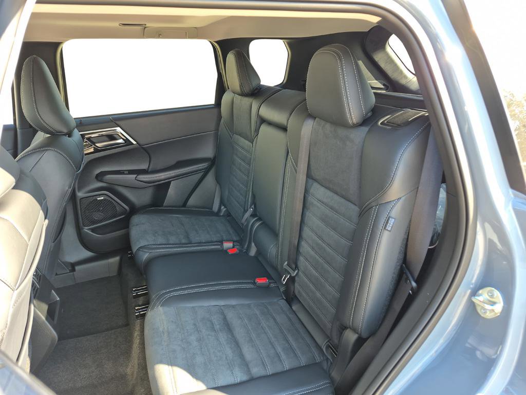 New 2025 Mitsubishi Outlander SE image 27
