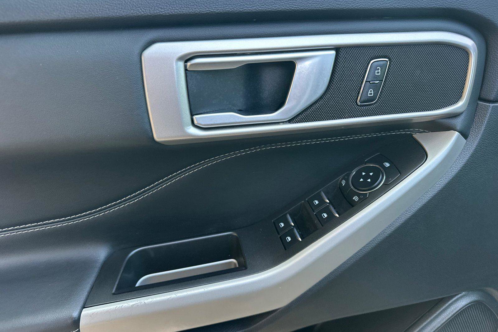 Used 2023 Ford Explorer XLT image 10