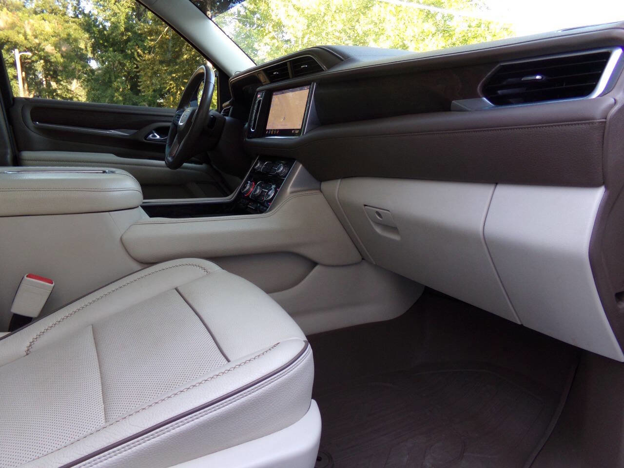 Used 2021 GMC Yukon XL Denali w/ Denali Premium Package image 28