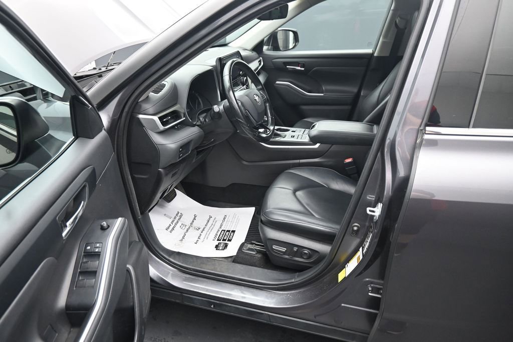 Used 2021 Toyota Highlander XLE AWD/4WD image 15