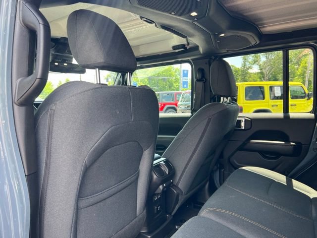 Used 2025 Jeep Wrangler Unlimited Sahara AWD/4WD image 16