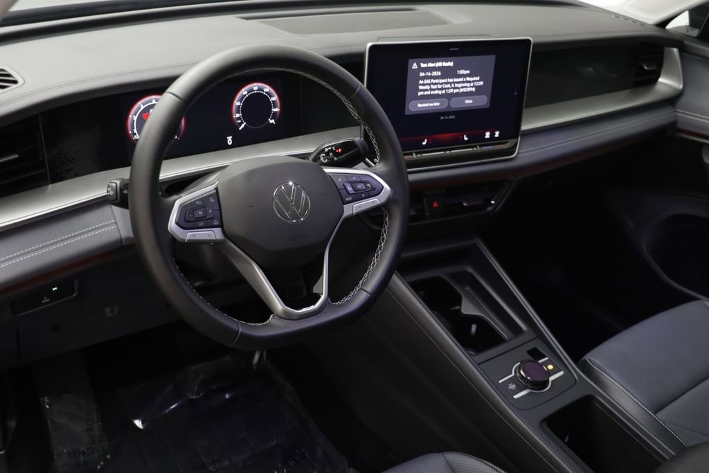 Used 2025 Volkswagen Tiguan SE w/ Panoramic Sunroof Package AWD/4WD image 7