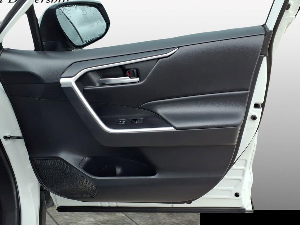Used 2022 Toyota RAV4 XLE FWD image 13