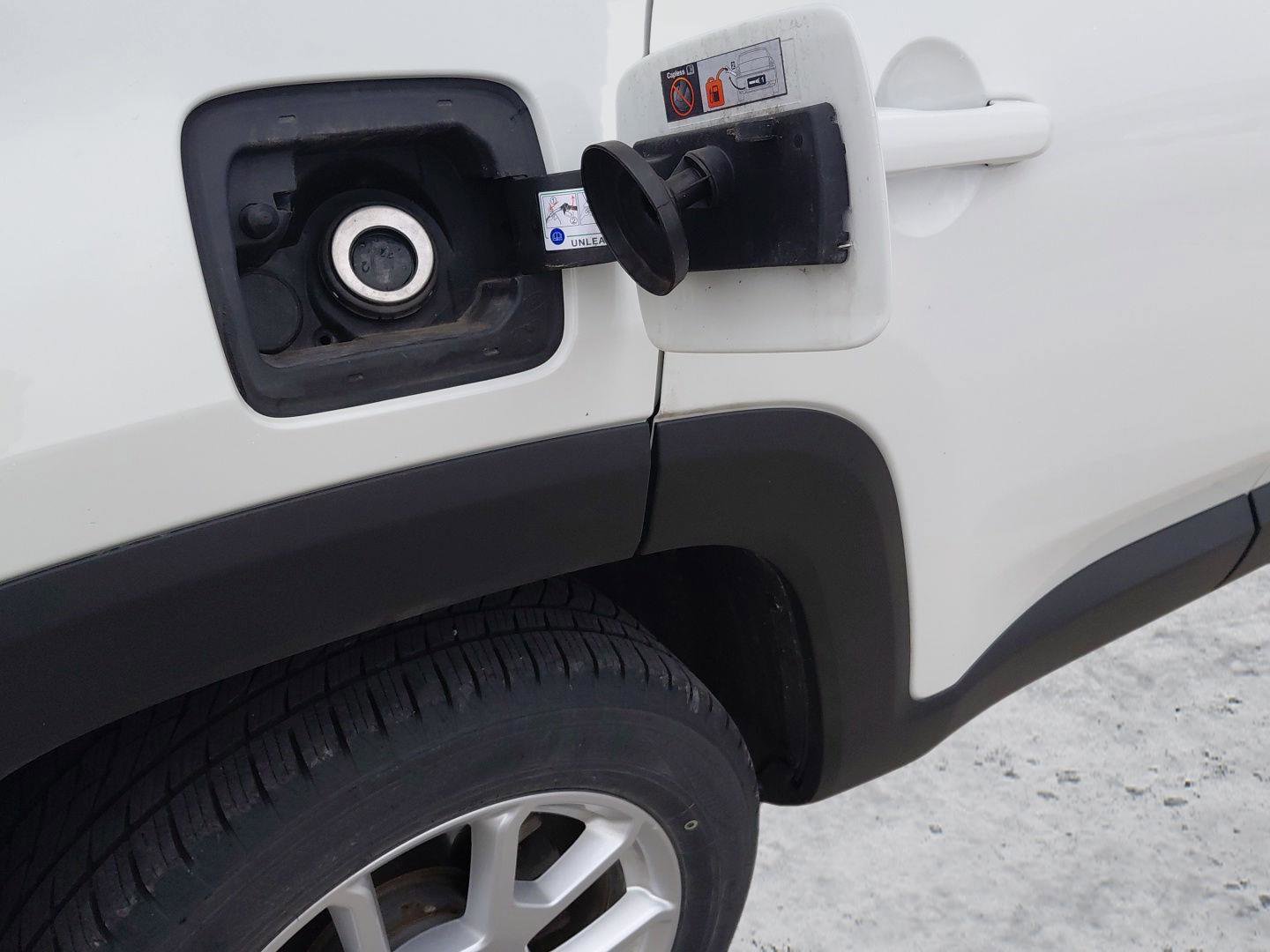 Used 2020 Jeep Renegade Latitude w/ Cold Weather Group AWD/4WD image 18