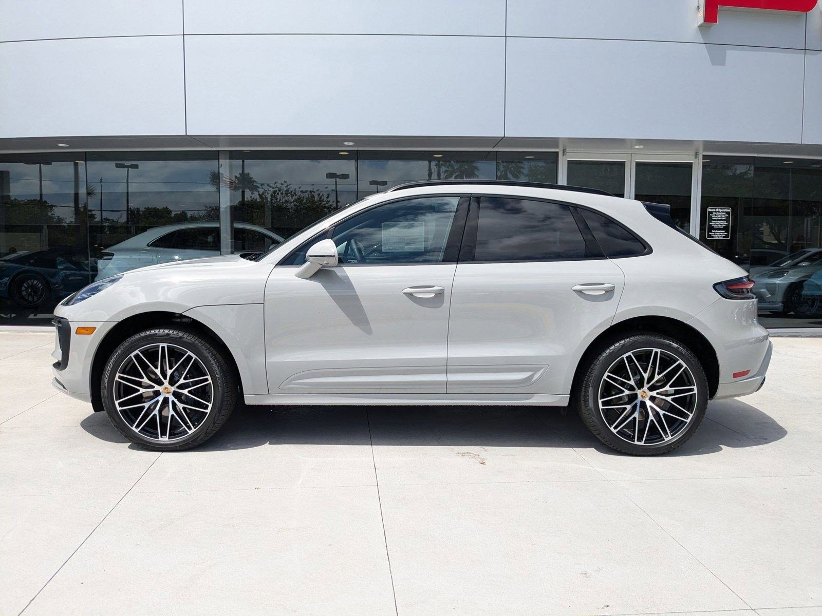 Certified 2025 Porsche Macan image 2