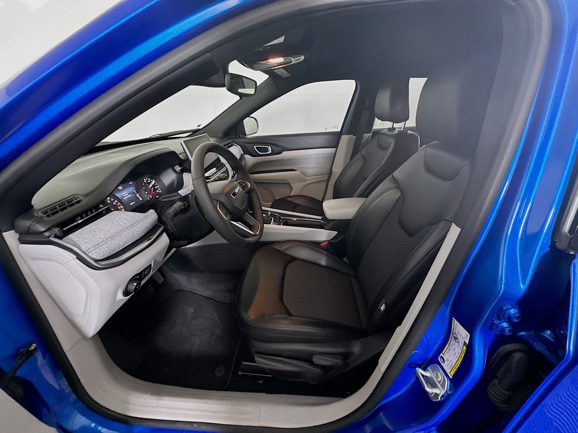 Used 2023 Jeep Compass Latitude image 13