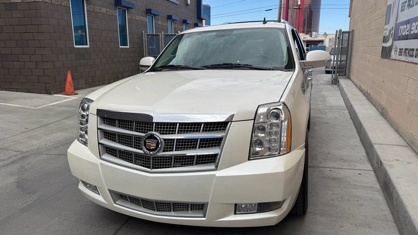 Used 2012 Cadillac Escalade Platinum AWD/4WD image 9