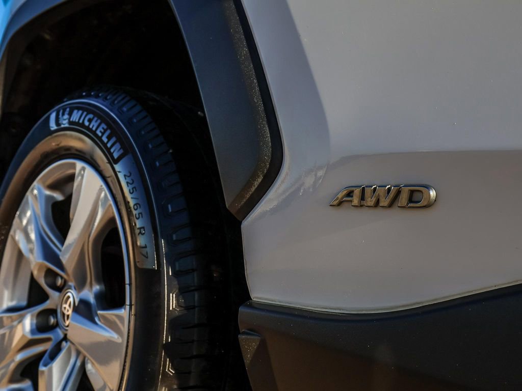 Used 2022 Toyota RAV4 LE image 9