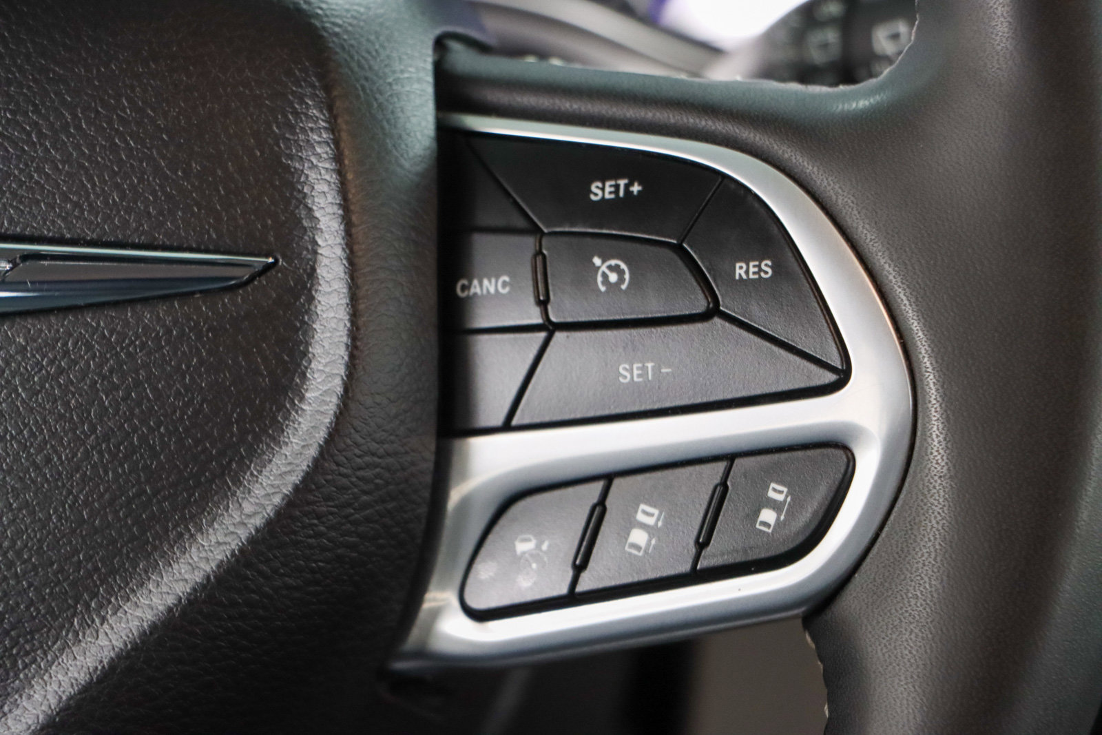 Used 2023 Chrysler Pacifica Touring-L image 14