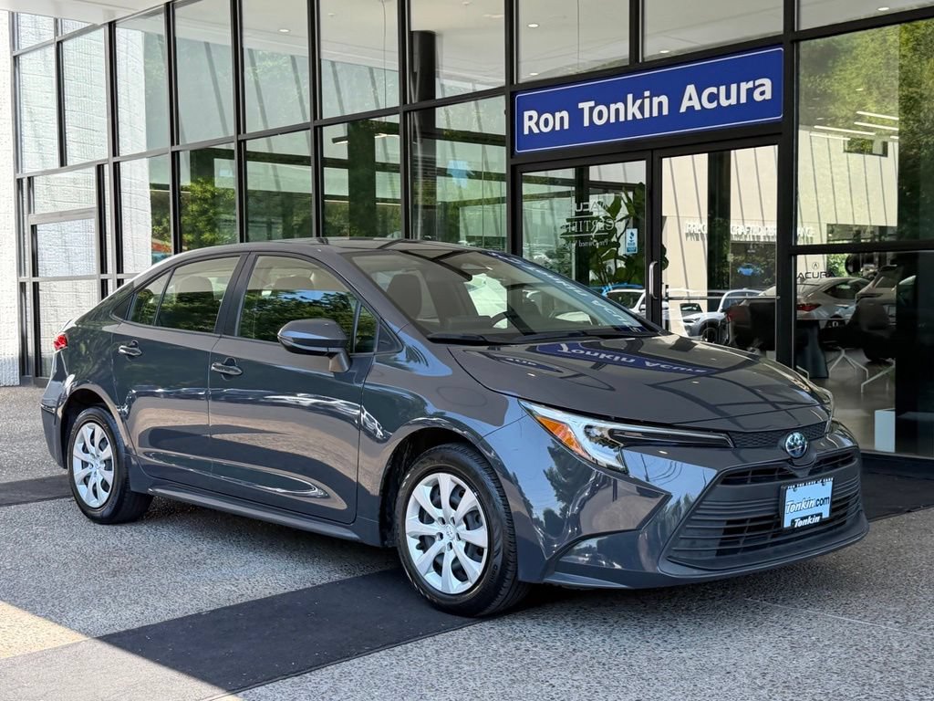 Used 2023 Toyota Corolla LE FWD image 2