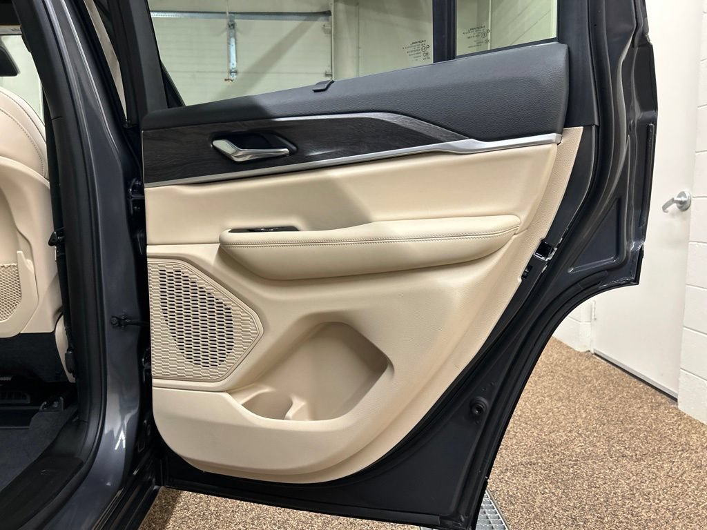 Used 2025 Jeep Grand Cherokee Limited w/ Luxury Tech Group II AWD/4WD image 15