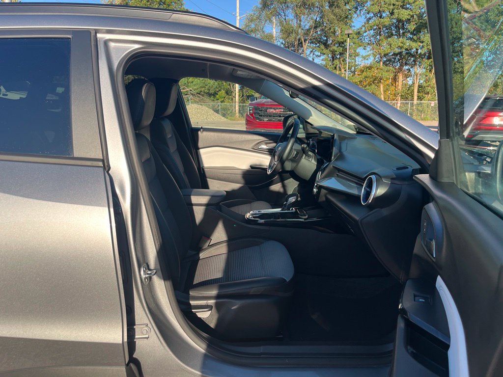 Used 2025 Chevrolet Trax LT w/ LT Convenience Package FWD image 32