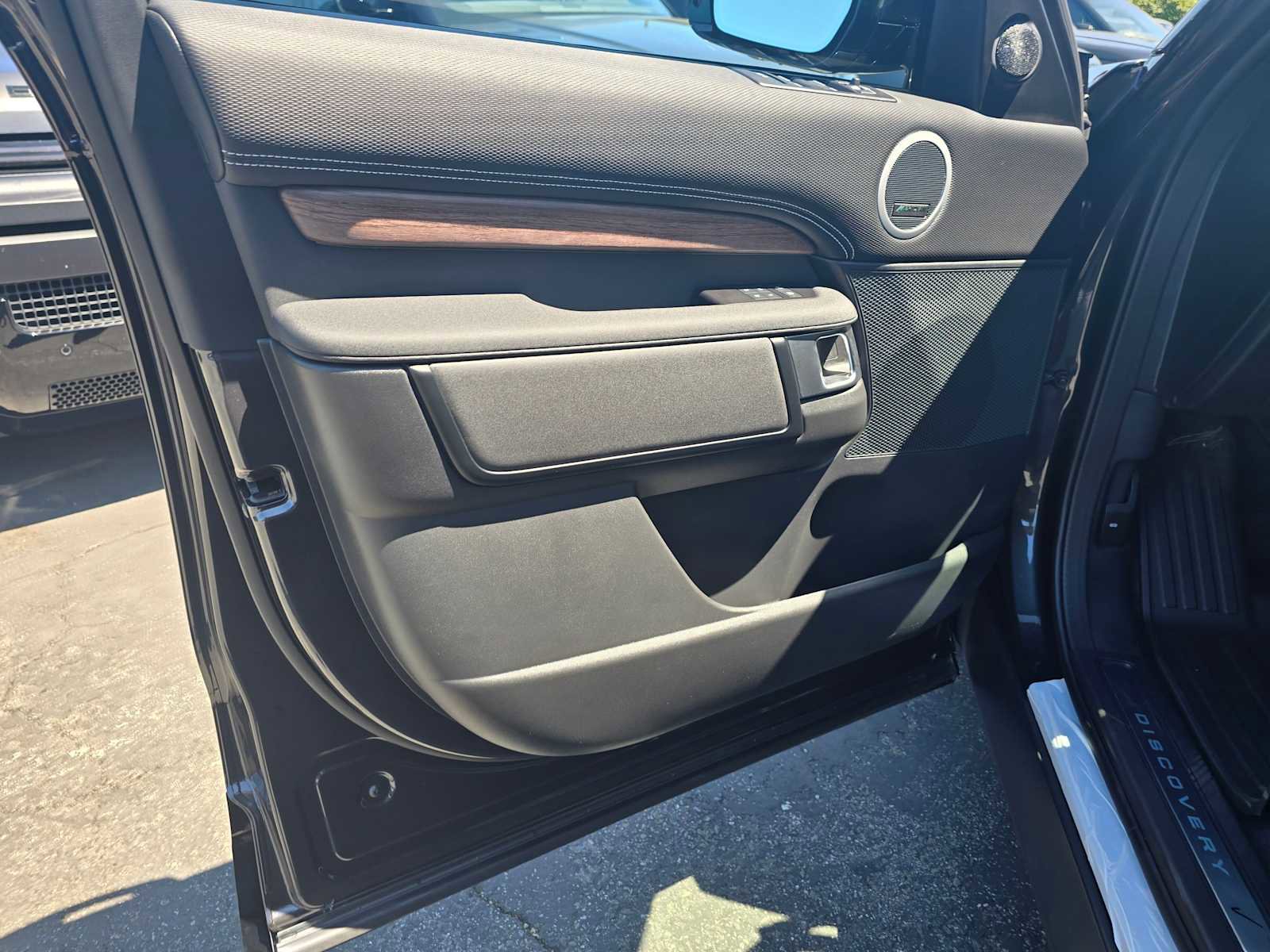 New 2025 Land Rover Discovery Dynamic SE image 24