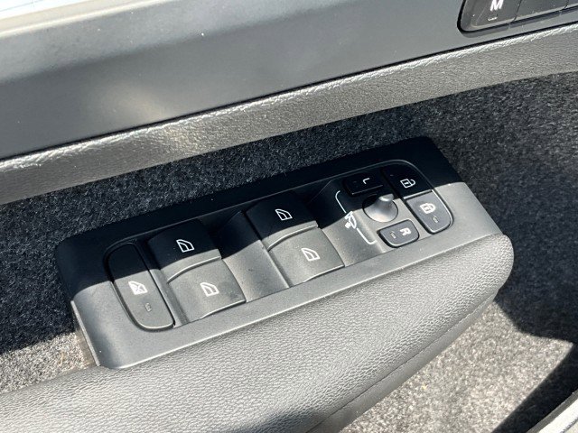 Used 2024 Volvo XC40 B5 Core image 28