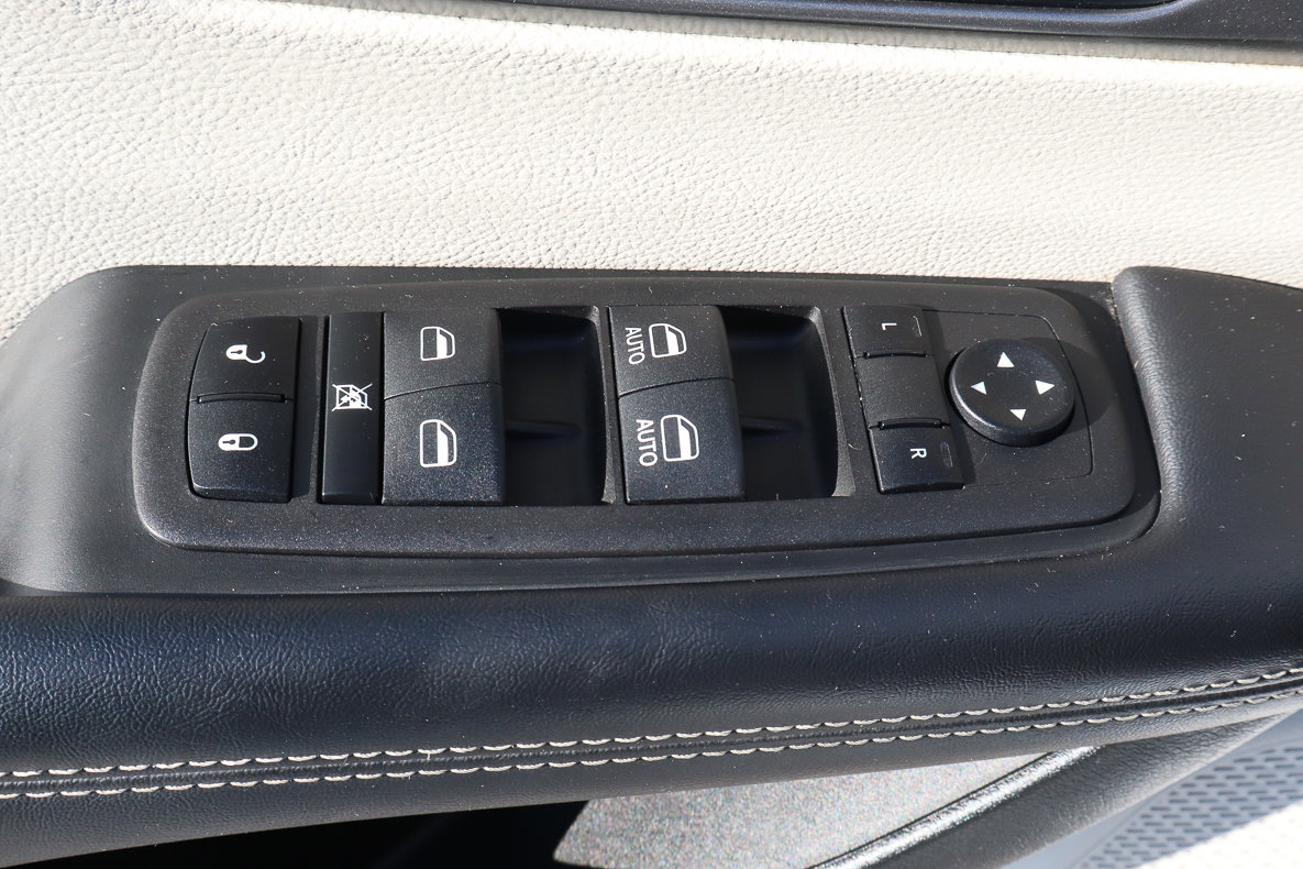 Used 2023 Chrysler Pacifica Touring-L image 14