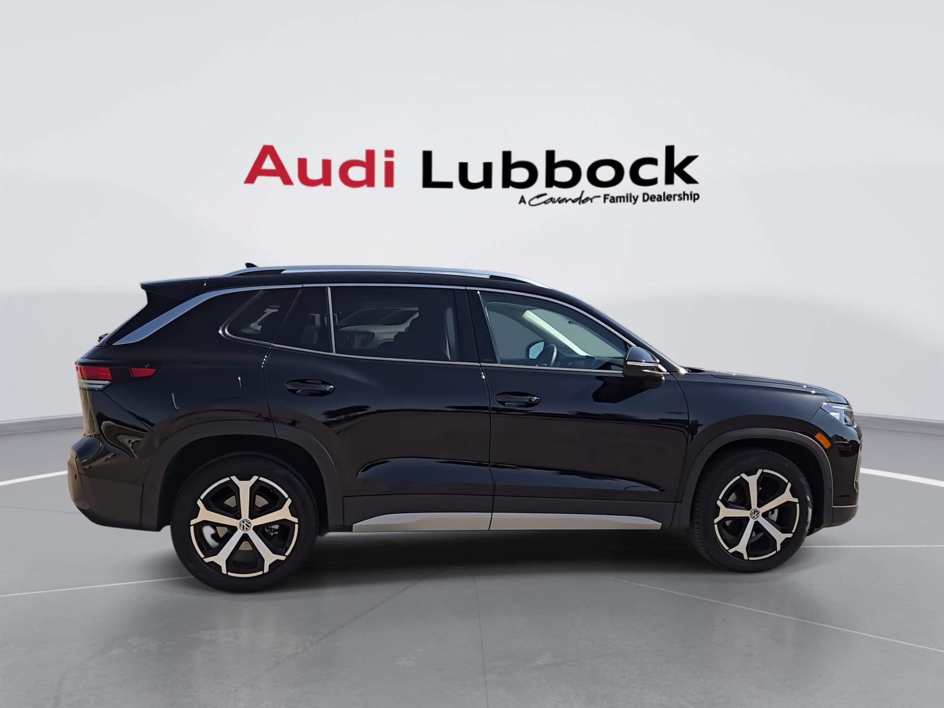 Used 2025 Volkswagen Tiguan SE FWD image 9