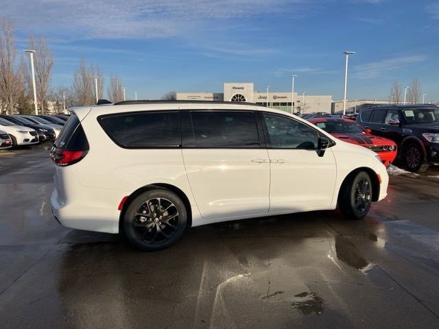 New 2026 Chrysler Pacifica Select w/ S Appearance Package FWD image 5