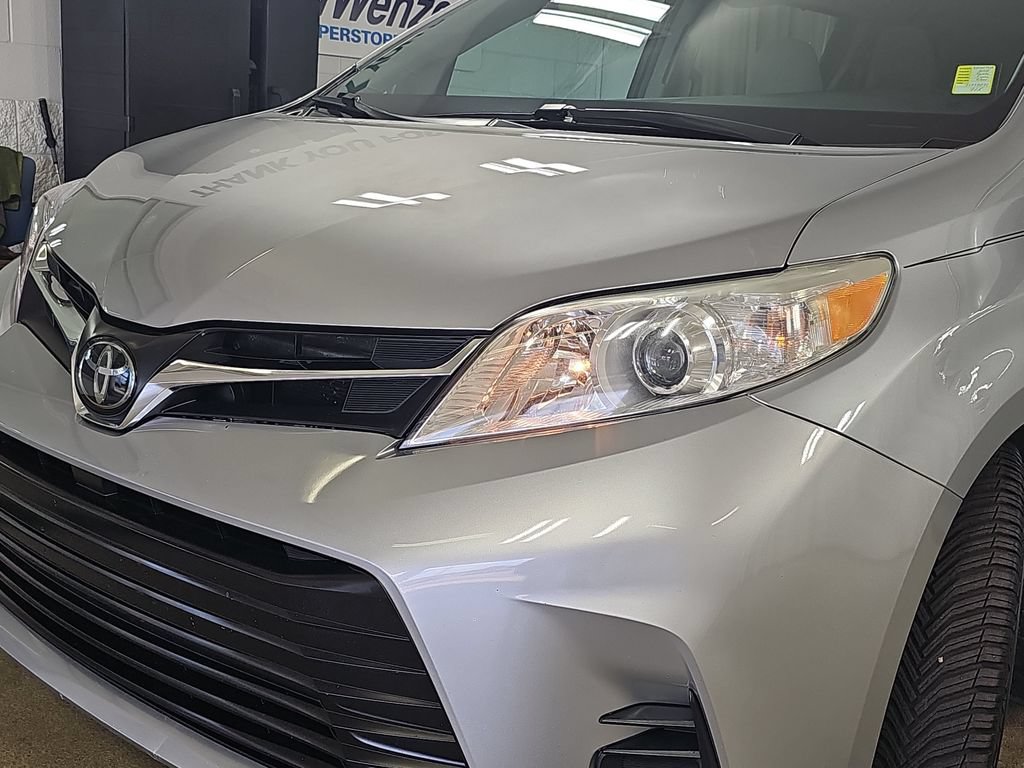 Used 2018 Toyota Sienna LE w/ Carpet Mat Package FWD image 36