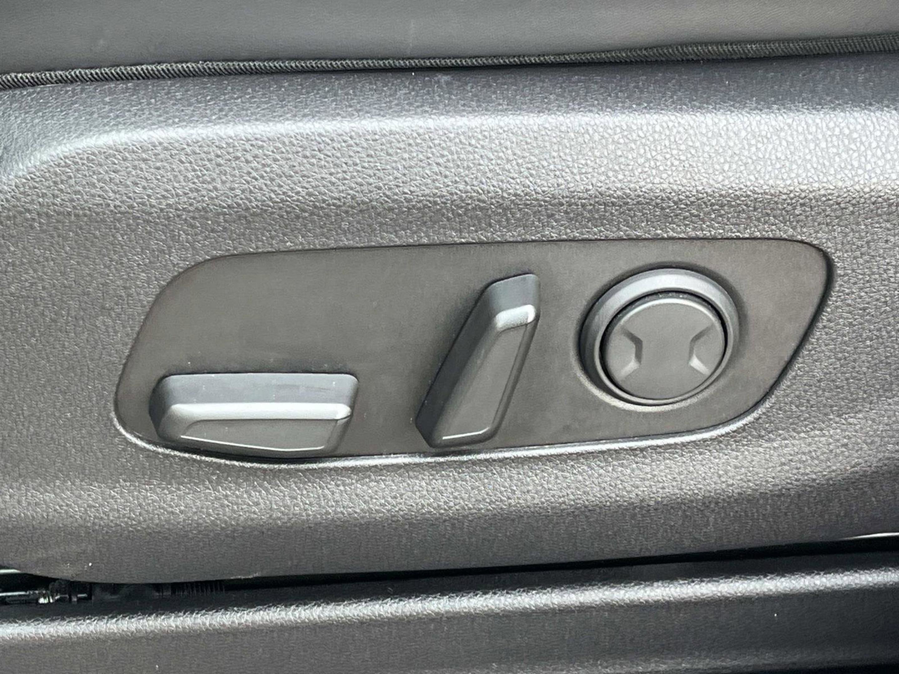 Used 2024 Kia Carnival LX image 30