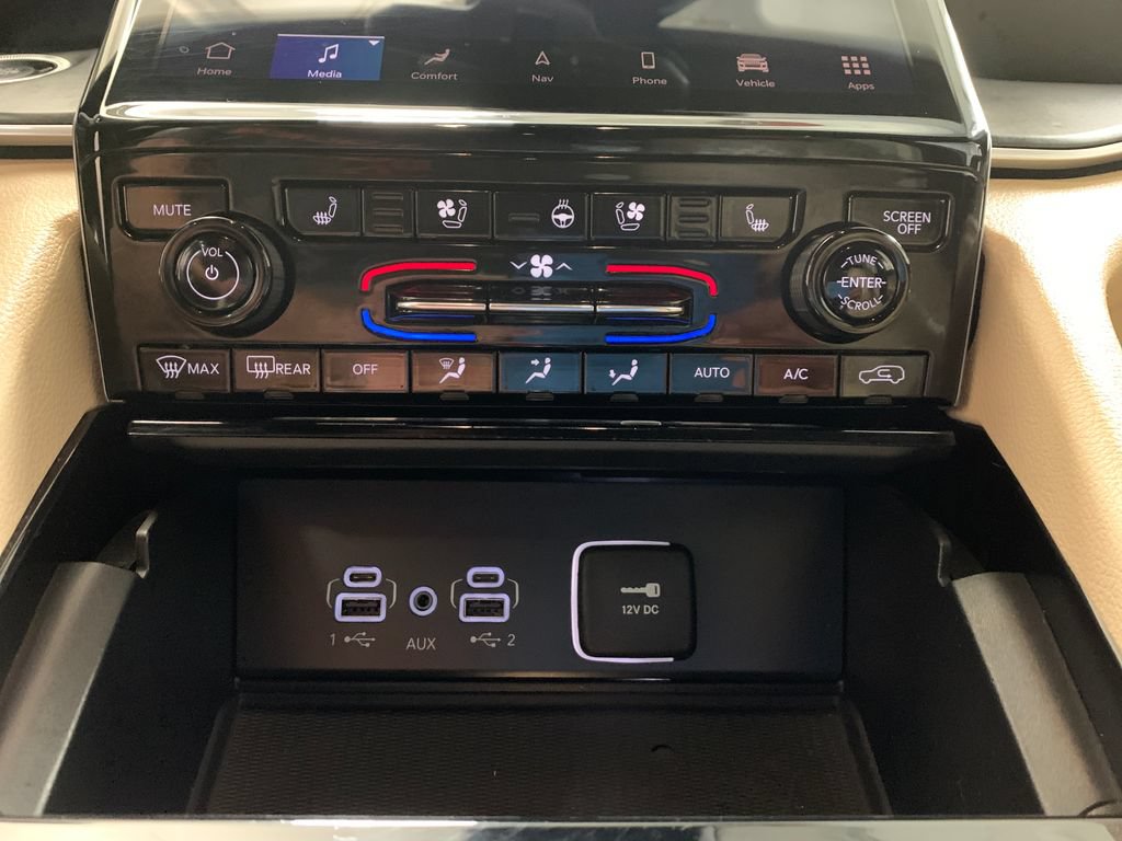 Used 2023 Jeep Grand Cherokee Limited w/ Luxury Tech Group II AWD/4WD image 14