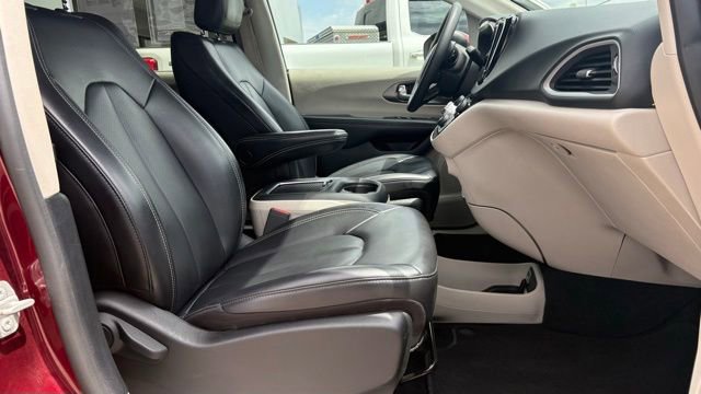 Used 2023 Chrysler Pacifica Touring-L FWD image 16
