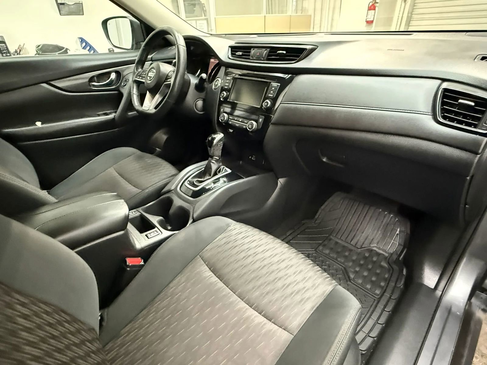 Used 2018 Nissan Rogue SV image 16