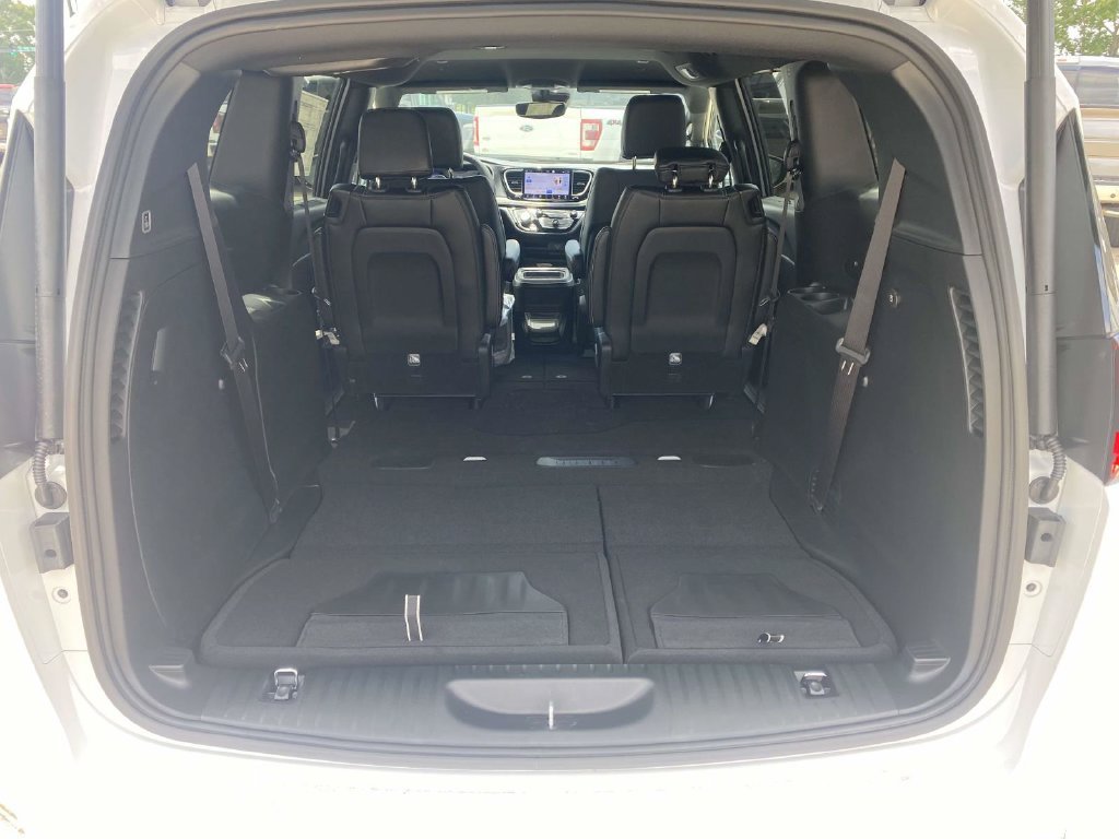 New 2027 Chrysler Pacifica Select w/ Family Tech Group FWD image 38