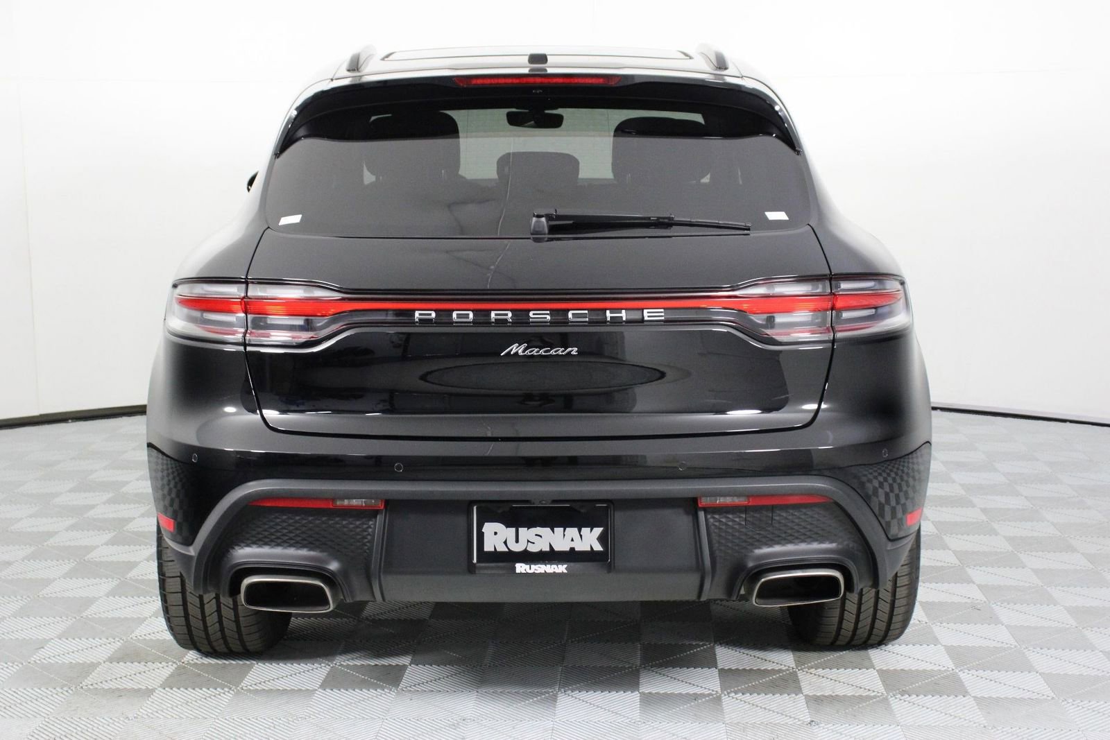 Certified 2025 Porsche Macan image 6