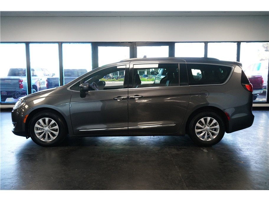 Used 2017 Chrysler Pacifica Touring-L image 4