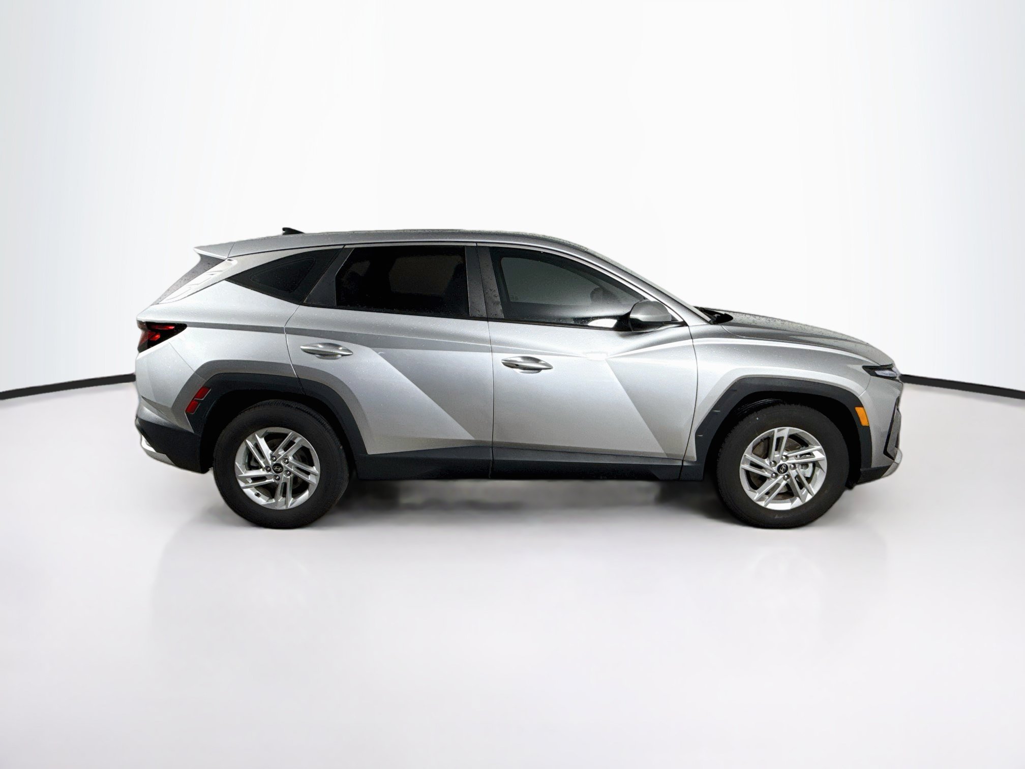 Used 2025 Hyundai Tucson SE FWD image 2