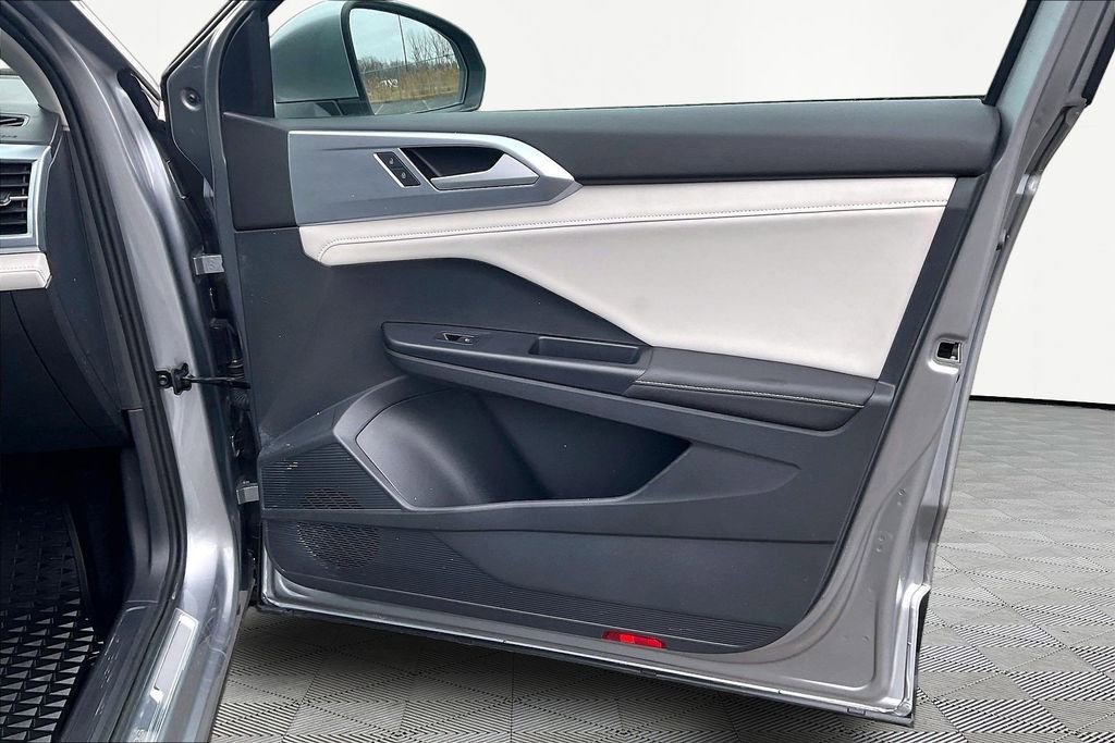 Used 2025 Volkswagen Taos SE image 30