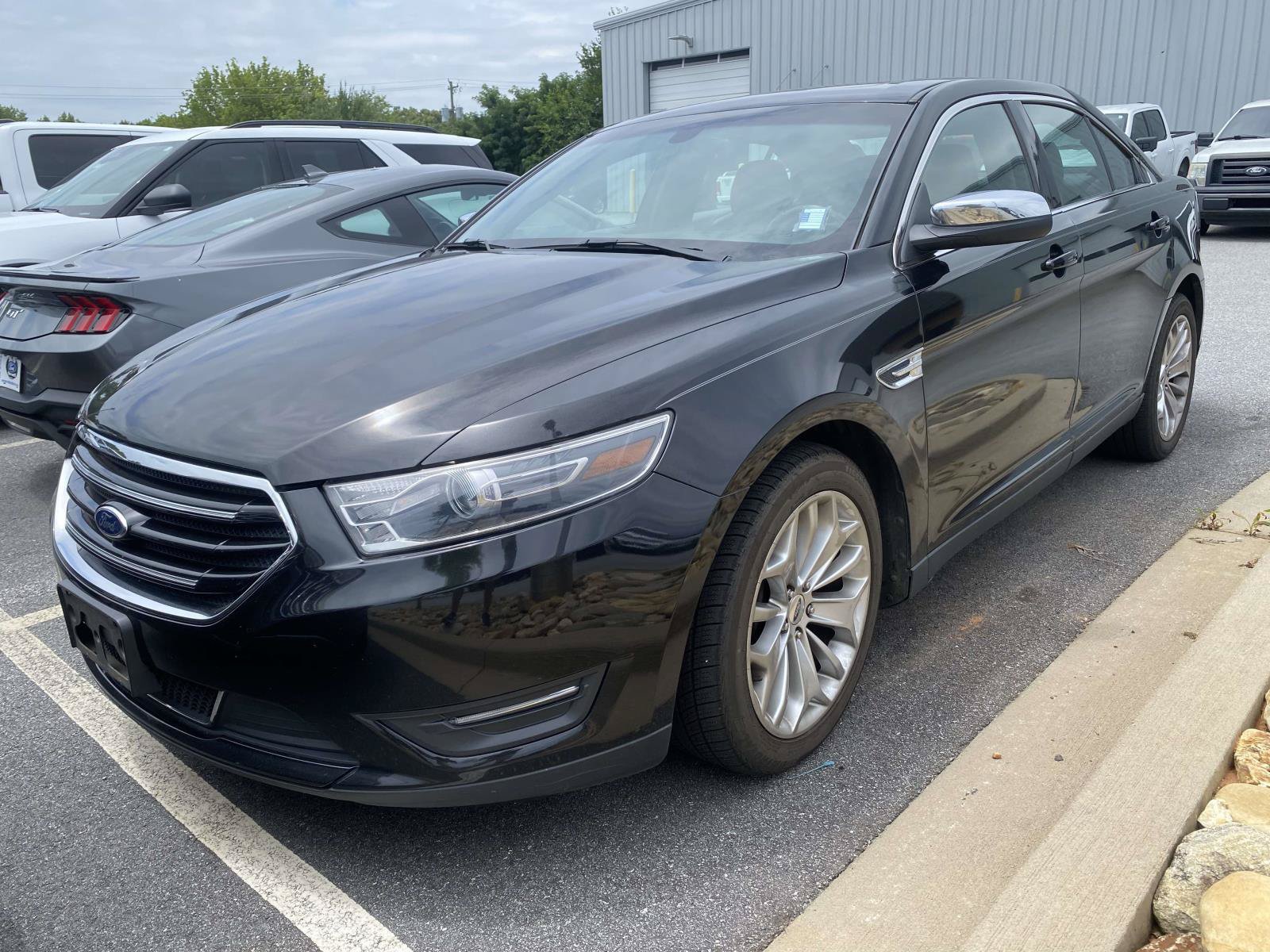 Used 2015 Ford Taurus Limited FWD video 3