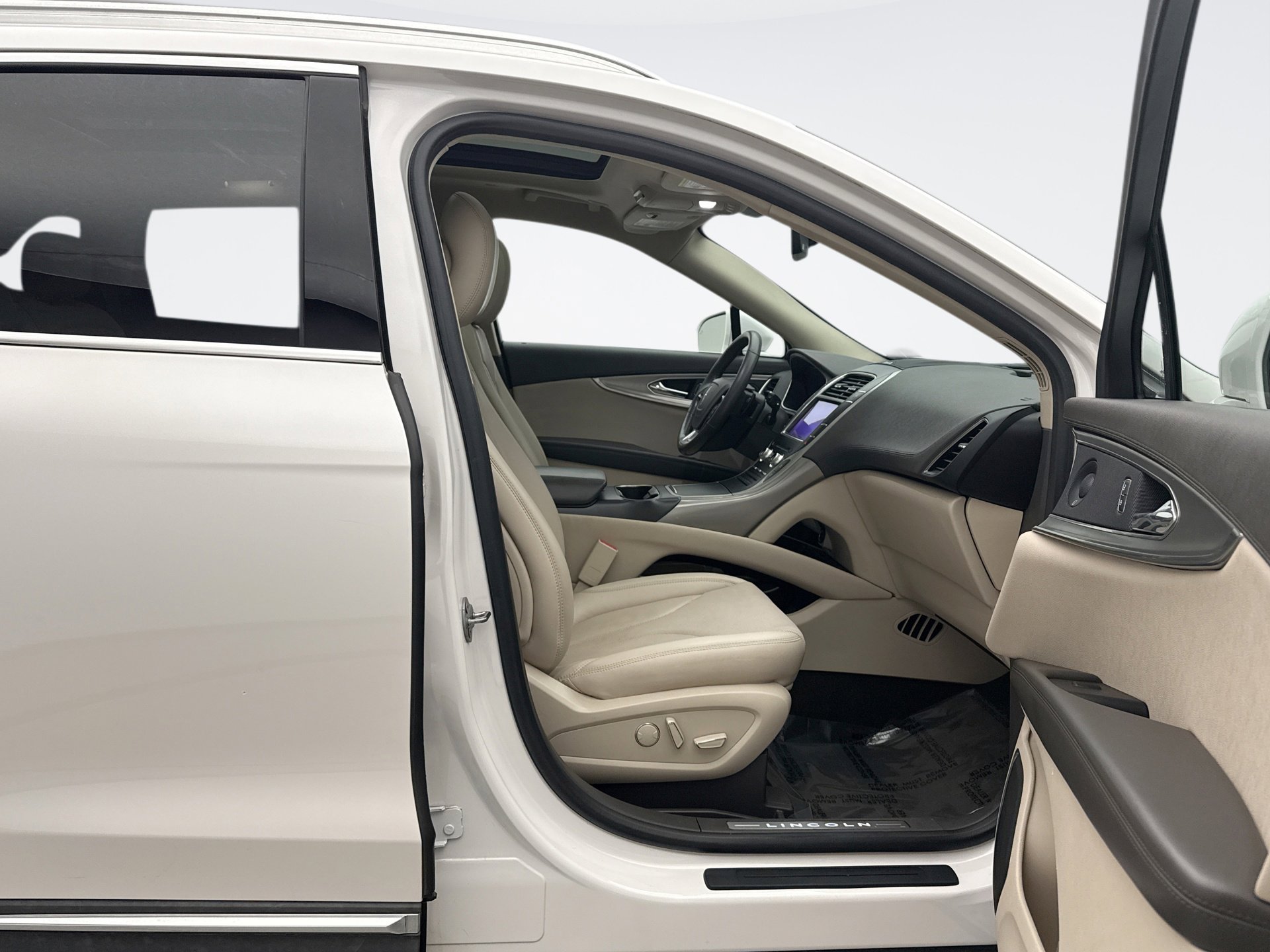 Used 2019 Lincoln Nautilus Reserve w/ Driver Assistance Package image 18