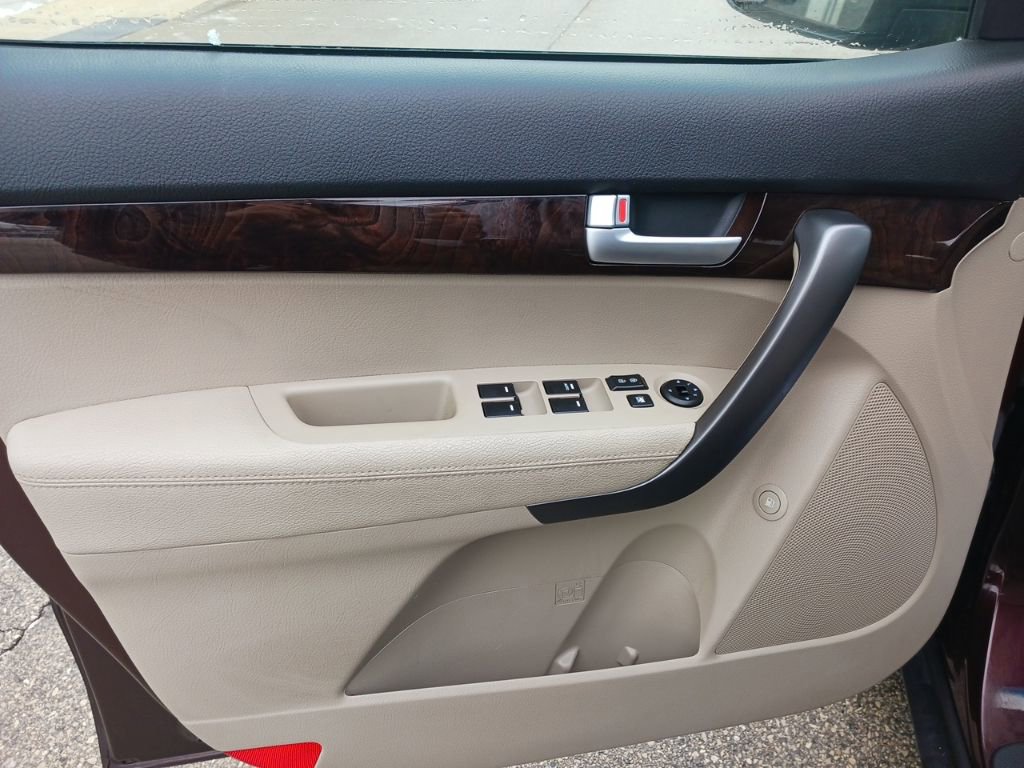 Used 2015 Kia Sorento LX image 3