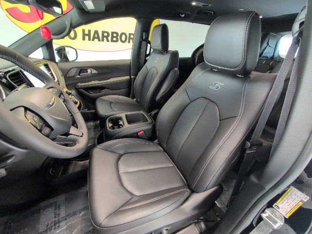 New 2026 Chrysler Pacifica Select image 11